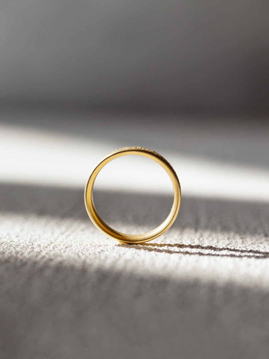 Center Cast 18K Gold Wedding Band