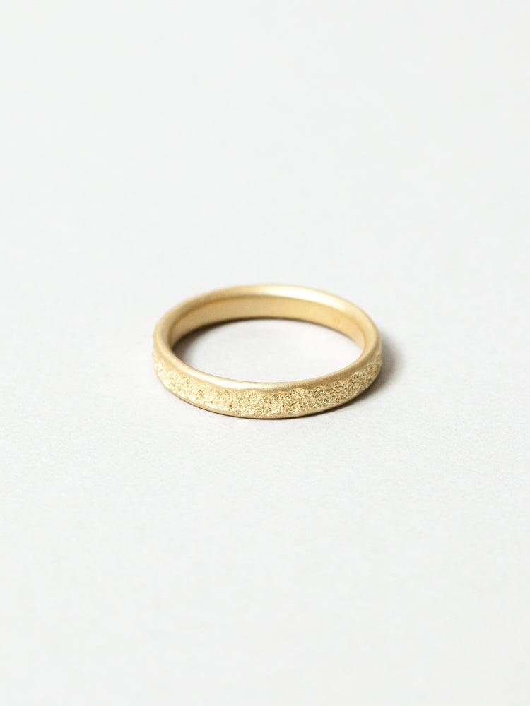 Center Cast 18K Gold Wedding Band