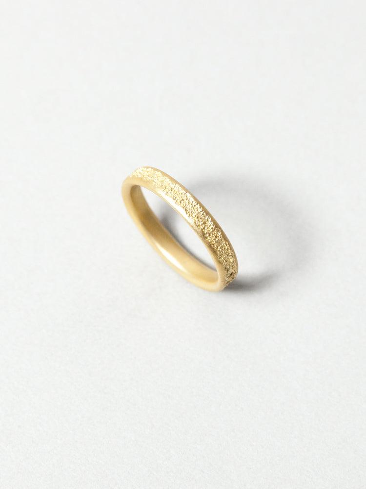 Center Cast 18K Gold Wedding Band