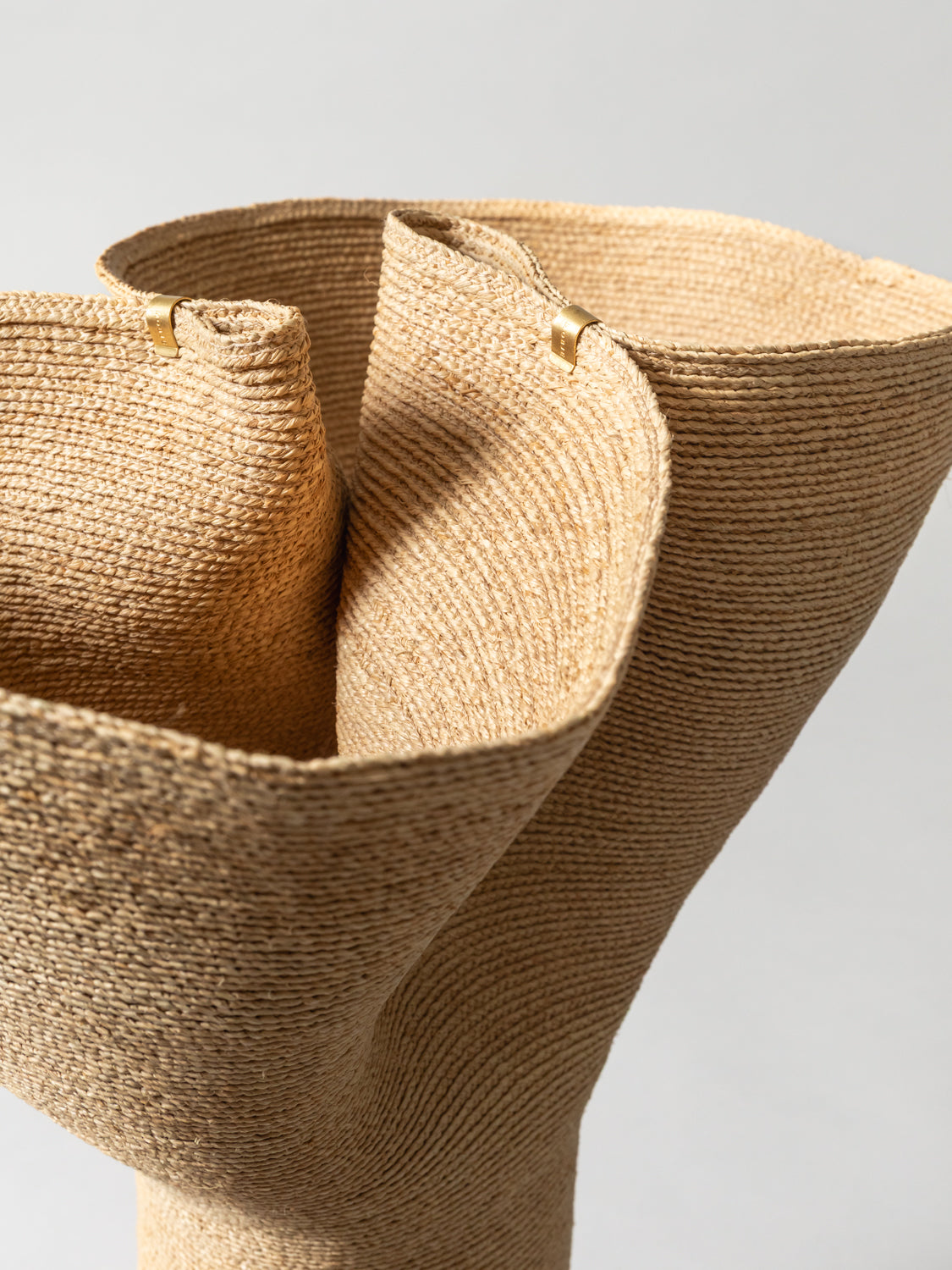 Lapel Vase - Raffia