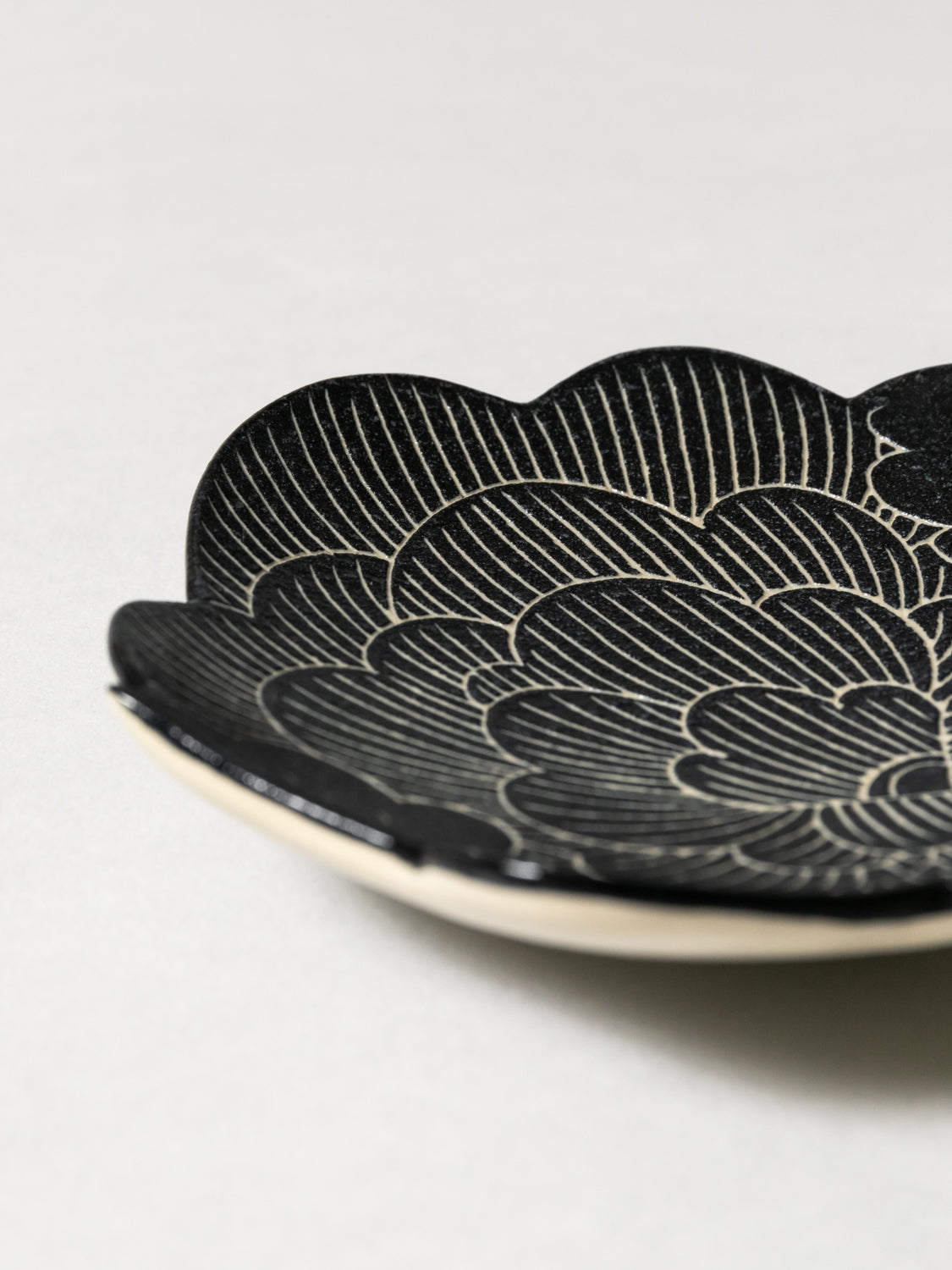 FUGA Wind Flower Plate - Black