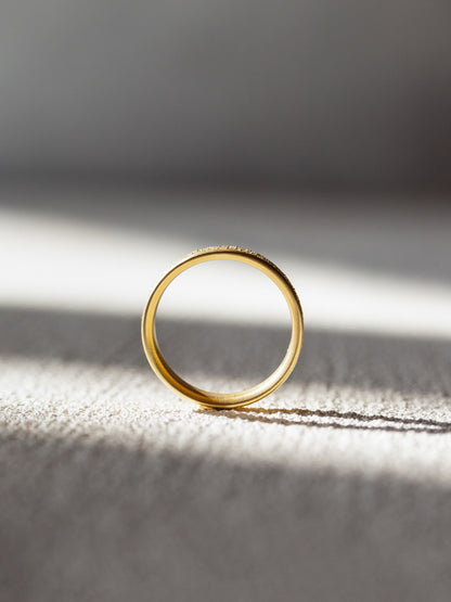 Center Cast 18K Gold Wedding Band