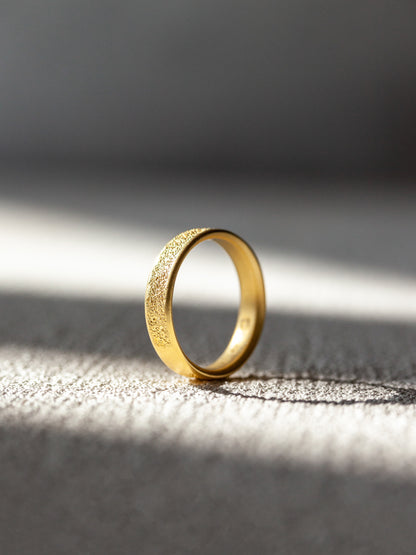 Center Cast 18K Gold Wedding Band
