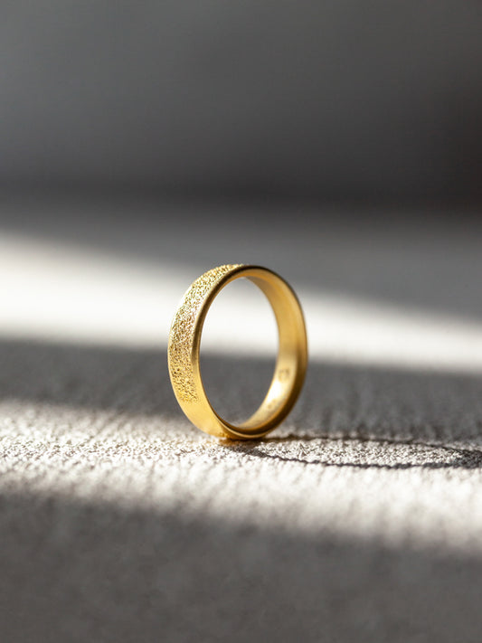Center Cast 18K Gold Wedding Band