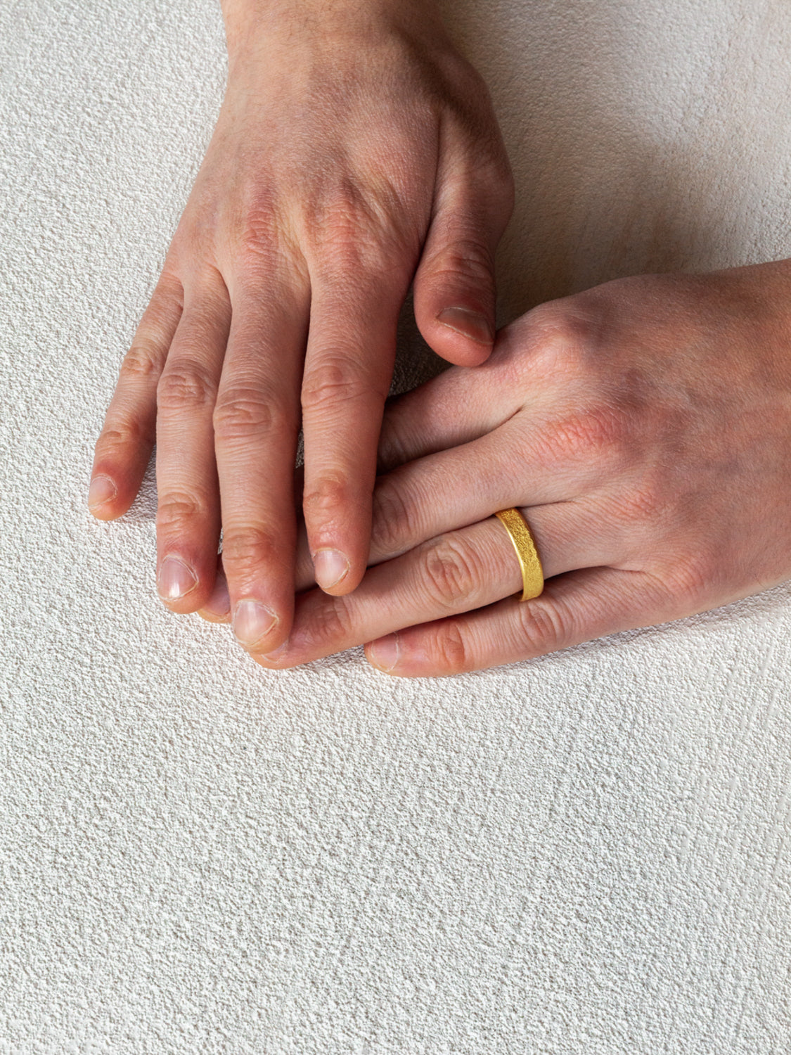 Center Cast 18K Gold Wedding Band
